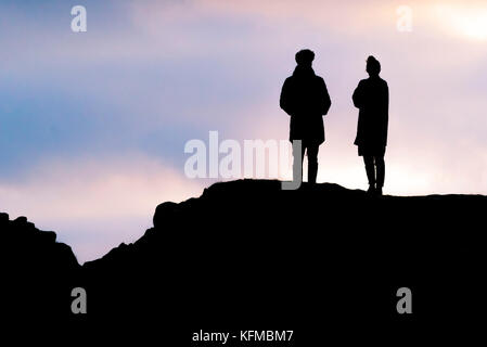 Silhouetten - ein Paar Silhouetten gegen Abendlicht. Stockfoto