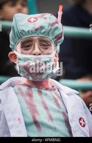 Zombies - ein kleines Kind gekleidet als Zombie in der jährlichen Zombie Crawl in Newquay, Cornwall. Stockfoto