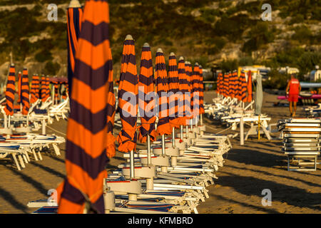 Liegen und Sonnenschirme am Strand. Vieste und den Gargano Nationalpark. Italien. Stockfoto