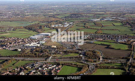 Luftaufnahme von Tankersley über J36 der M1 in Richtung Dearne Valley Industrial Corridor, südlich von Barnsley, Yorkshire, Großbritannien Stockfoto