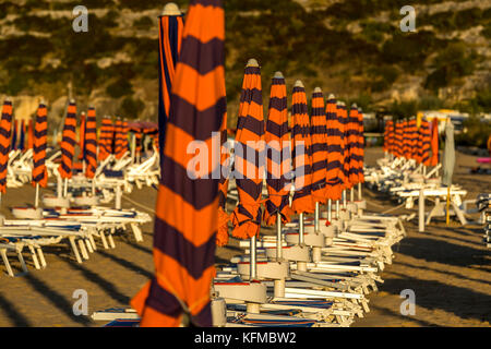 Liegen und Sonnenschirme am Strand. Vieste und den Gargano Nationalpark. Italien. Stockfoto