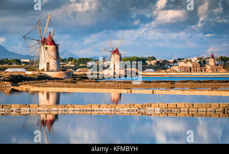 Marsala, Italien. Stagnone Lagune mit Vintage Windmühlen und saltwork, Provinz Trapani, Sizilien. Stockfoto