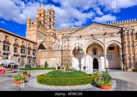 Palermo, Sizilien. Dämmerung Blick normannische Kathedrale der Himmelfahrt der Jungfrau Maria, mittelalterlichen Italien. Stockfoto