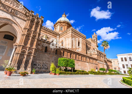 Palermo, Sizilien. Dämmerung Blick normannische Kathedrale der Himmelfahrt der Jungfrau Maria, mittelalterlichen Italien. Stockfoto