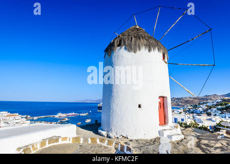 Mykonos, Griechenland. Windmühlen sind ikonische Funktion der griechischen Insel Mykonos, Kykladen Inseln. Stockfoto