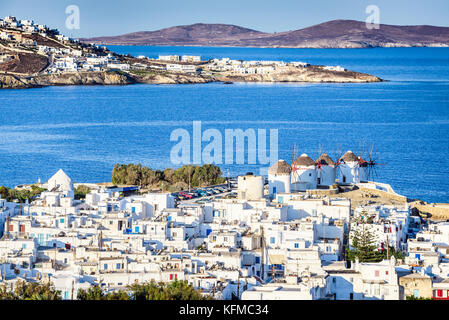 Mykonos, Griechenland. Windmühlen sind ikonische Funktion der griechischen Insel Mykonos, Kykladen Inseln. Stockfoto