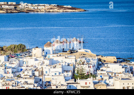 Mykonos, Griechenland. Windmühlen sind ikonische Funktion der griechischen Insel Mykonos, Kykladen Inseln. Stockfoto