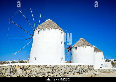 Mykonos, Griechenland. Windmühlen und Little Venice waterfront Häuser, der als einer der romantischsten Orte auf den Kykladen. Stockfoto