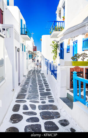 Mykonos, Griechenland. Weiß getünchtes gepunktete Gasse in der Altstadt, Kykladen griechische Inseln. Stockfoto