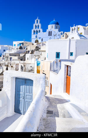 Pyrgos, Santorini, Griechenland. Berühmteste Attraktion des weißen Dorf mit gepflasterten Straßen, Griechische Inseln der Kykladen, Ägäis. Stockfoto