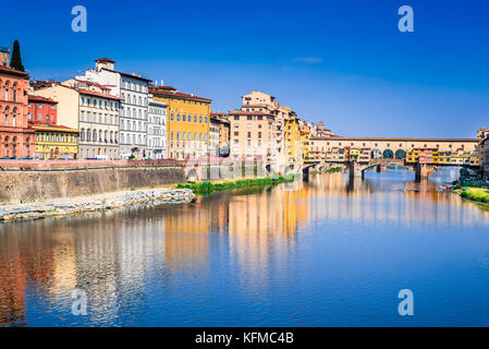 Florenz, Toskana - Ponte Vecchio, mittelalterliche Brücke sunlighted über Arno, Italien. Stockfoto