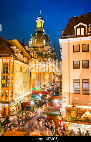 DRESDEN, Deutschland - 17. Dezember 2016: Dresden mit Menschen besuchen Weihnachtsmarkt und der Frauenkirche in Deutschland. Weihnachtsmarkt, europäische Traditionen. Stockfoto