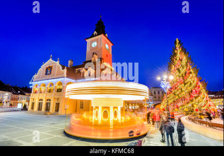 Brasov, Rumänien. Weihnachtsmarkt in Hauptplatz, mit Weihnachtsbaum und Lichter. Transylvania Wahrzeichen. Stockfoto