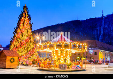 Brasov, Rumänien. Weihnachtsmarkt in Hauptplatz, mit Weihnachtsbaum und Lichter. Transylvania Wahrzeichen. Stockfoto