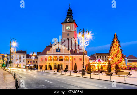 Brasov, Rumänien. Weihnachtsmarkt in Hauptplatz, mit Weihnachtsbaum und Lichter. Transylvania Wahrzeichen. Stockfoto