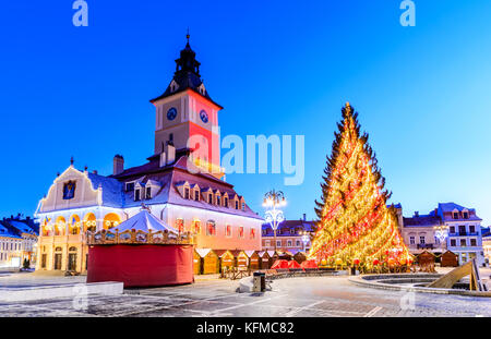 Brasov, Rumänien. Weihnachtsmarkt in Hauptplatz, mit Weihnachtsbaum und Lichter. Transylvania Wahrzeichen. Stockfoto