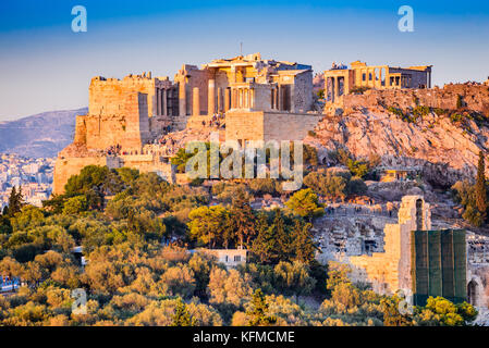 Athen, Griechenland. Akropolis, alte Ruinen der griechischen Zivilisation Zitadelle mit Erechtheion Tempel. Stockfoto