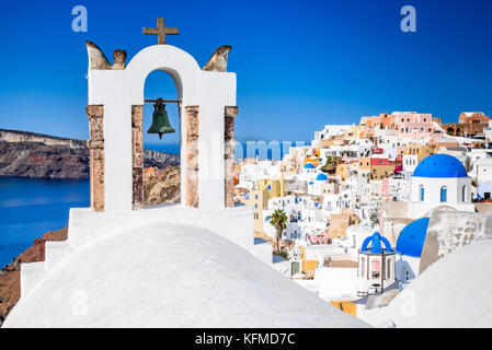 Oia, Santorin - Griechenland. Berühmteste Attraktion des weißen Dorf mit gepflasterten Straßen, Griechische Inseln der Kykladen, Ägäis. Stockfoto