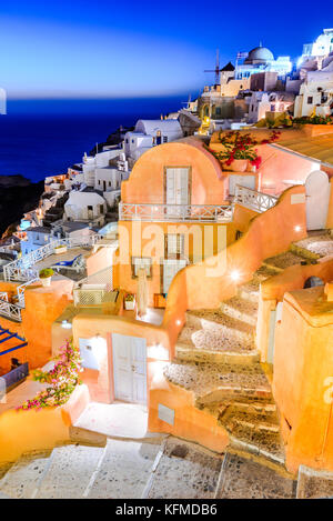 Oia, Santorin - Griechenland. Idyllischen Reiz des weißen Dorf mit gepflasterten Straßen und Windmühlen, Griechische Inseln der Kykladen. Stockfoto