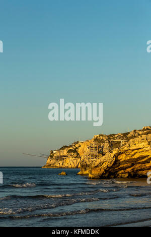 Die felsigen Landzungen von Peschici, Italien bestreut mit traditionellen Fischfang Türme genannt Trabucco, Nationalpark Gargano, Apulien. Stockfoto