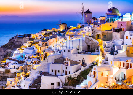 Oia, Santorin - Griechenland. Idyllischen Reiz des weißen Dorf mit gepflasterten Straßen und Windmühlen, Griechische Inseln der Kykladen. Stockfoto