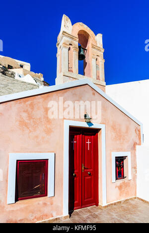 Santorini, Griechenland. Kleine farbige Kirche Detail in Oia Stadt in Thira, griechischen Inseln in der Ägäis, griechische Wahrzeichen. Stockfoto