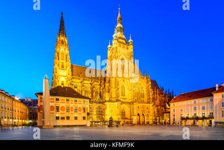 Prag, Tschechische Republik. St. Veitsdom in der Prager Burg (Pražský hrad) eines der Symbole von Praha in Böhmen, in der Dämmerung. Stockfoto