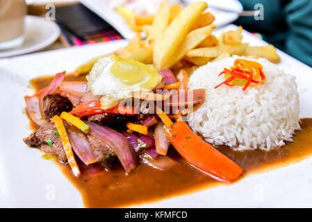 Peru, Südamerika - Lomo Saltado, beliebte Fry peruanischen Essen rühren. Stockfoto