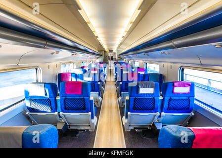 Leere Innenraum von einem Personenzug. Unbesetzten Sitze in der Economy oder zweiter Klasse. Mit den öffentlichen Verkehrsmitteln. Stockfoto