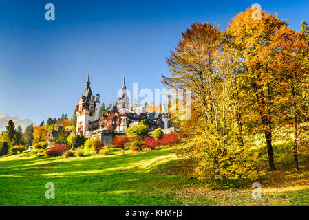 Schloss Peles, Rumänien. berühmten neo-renaissance Schloss und Ziergarten in Sinaia, Karpaten in Europa. Stockfoto