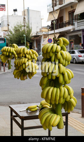 Malia, Kreta, Griechenland. Einheimische Bananen, die in der Hauptstraße verkauft werden, Stockfoto