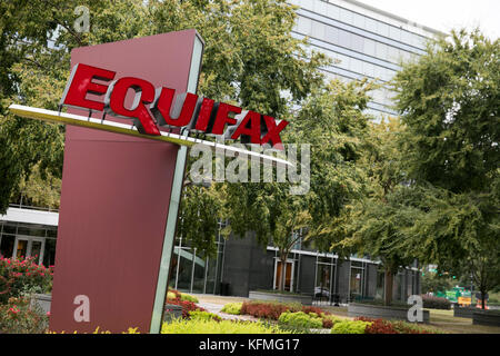 Ein Logoschild vor dem Hauptquartier von Equifax in Atlanta, Georgia am 7. Oktober 2017. Stockfoto