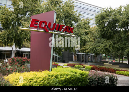 Ein Logoschild vor dem Hauptquartier von Equifax in Atlanta, Georgia am 7. Oktober 2017. Stockfoto