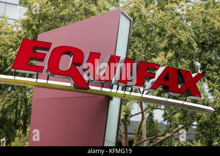 Ein Logoschild vor dem Hauptquartier von Equifax in Atlanta, Georgia am 7. Oktober 2017. Stockfoto