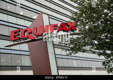 Ein Logoschild vor dem Hauptquartier von Equifax in Atlanta, Georgia am 7. Oktober 2017. Stockfoto