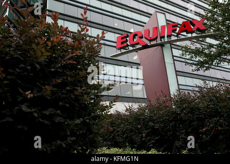 Ein Logoschild vor dem Hauptquartier von Equifax in Atlanta, Georgia am 7. Oktober 2017. Stockfoto