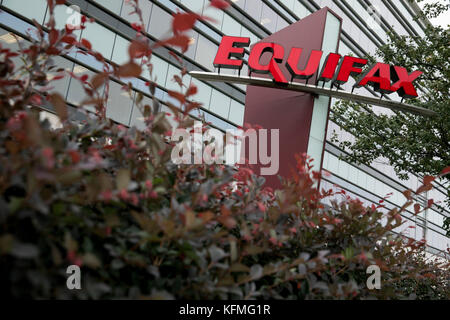 Ein Logoschild vor dem Hauptquartier von Equifax in Atlanta, Georgia am 7. Oktober 2017. Stockfoto