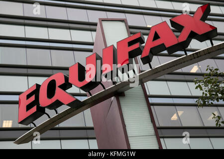 Ein Logoschild vor dem Hauptquartier von Equifax in Atlanta, Georgia am 7. Oktober 2017. Stockfoto