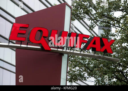 Ein Logoschild vor dem Hauptquartier von Equifax in Atlanta, Georgia am 7. Oktober 2017. Stockfoto