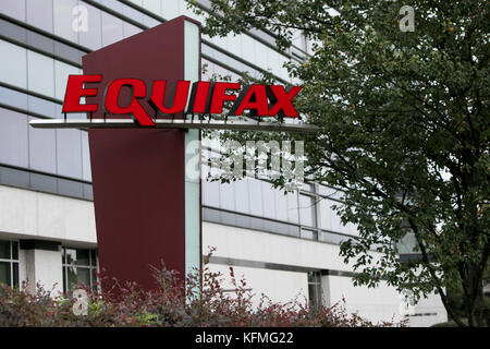 Ein Logoschild vor dem Hauptquartier von Equifax in Atlanta, Georgia am 7. Oktober 2017. Stockfoto