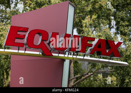 Ein Logoschild vor dem Hauptquartier von Equifax in Atlanta, Georgia am 7. Oktober 2017. Stockfoto