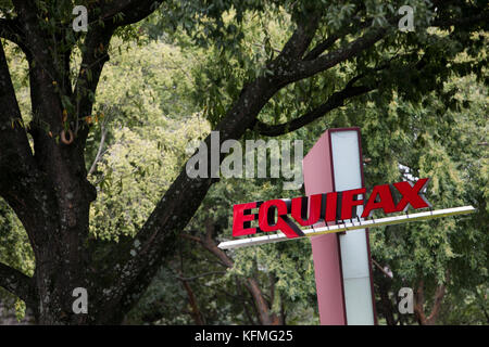 Ein Logoschild vor dem Hauptquartier von Equifax in Atlanta, Georgia am 7. Oktober 2017. Stockfoto