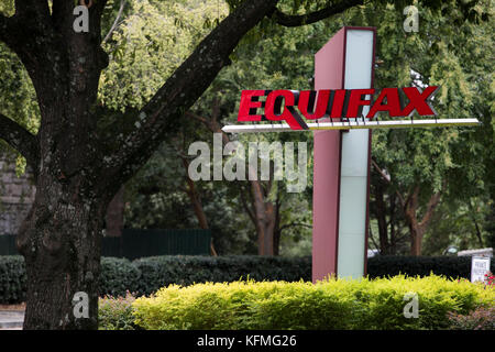 Ein Logoschild vor dem Hauptquartier von Equifax in Atlanta, Georgia am 7. Oktober 2017. Stockfoto