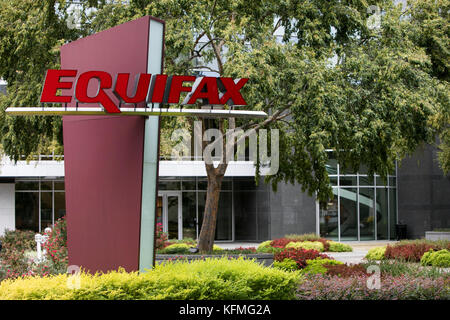 Ein Logoschild vor dem Hauptquartier von Equifax in Atlanta, Georgia am 7. Oktober 2017. Stockfoto