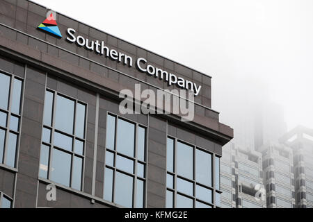 Ein Logoschild vor dem Hauptsitz der Southern Company in Atlanta, Georgia am 7. Oktober 2017. Stockfoto