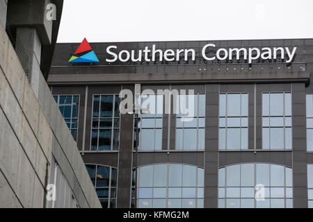 Ein Logoschild vor dem Hauptsitz der Southern Company in Atlanta, Georgia am 7. Oktober 2017. Stockfoto