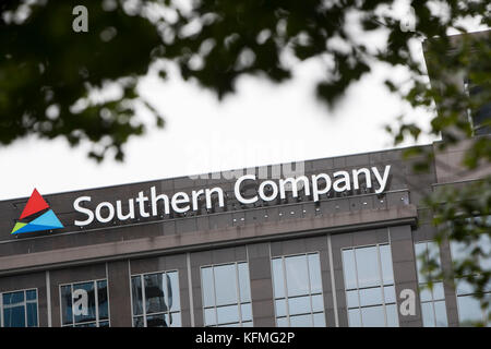 Ein Logoschild vor dem Hauptsitz der Southern Company in Atlanta, Georgia am 7. Oktober 2017. Stockfoto