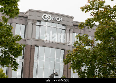 Ein Logoschild vor dem Hauptsitz der NCR Corporation in Duluth, Georgia am 7. Oktober 2017. Stockfoto