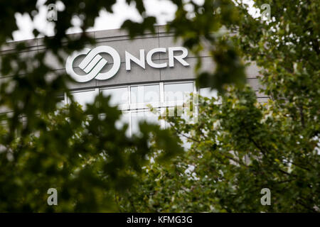 Ein Logoschild vor dem Hauptsitz der NCR Corporation in Duluth, Georgia am 7. Oktober 2017. Stockfoto