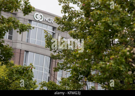 Ein Logoschild vor dem Hauptsitz der NCR Corporation in Duluth, Georgia am 7. Oktober 2017. Stockfoto